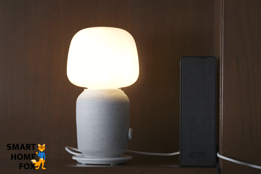 Man sieht den Symfonisk Lautsprecher in einem Bücherregal stehen.